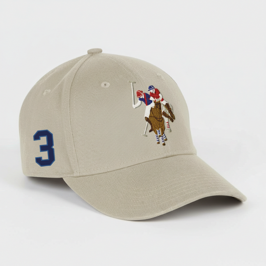 Gorra beige www.treshop.com.co con bordado de jugador de polo y numero tres azul en el lateral