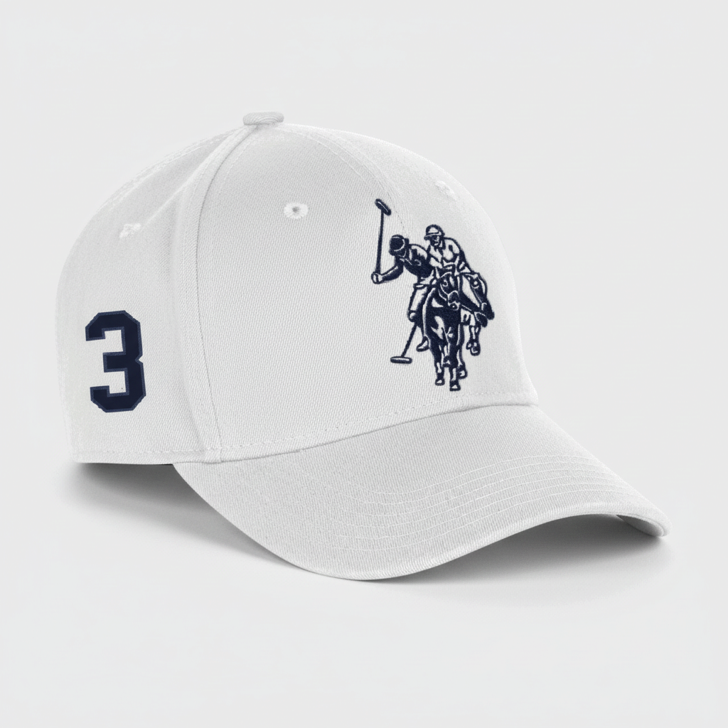Gorra deportiva blanca www.treshop.com.co con bordado de jugador de polo azul marino y número tres en el lateral