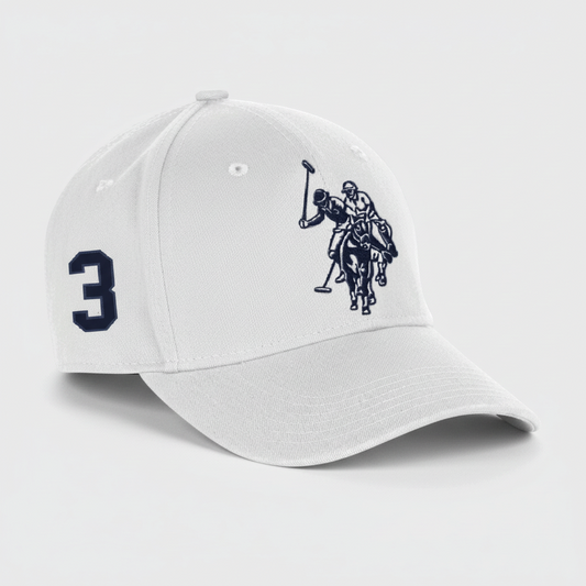 Gorra deportiva blanca www.treshop.com.co con bordado de jugador de polo azul marino y número tres en el lateral