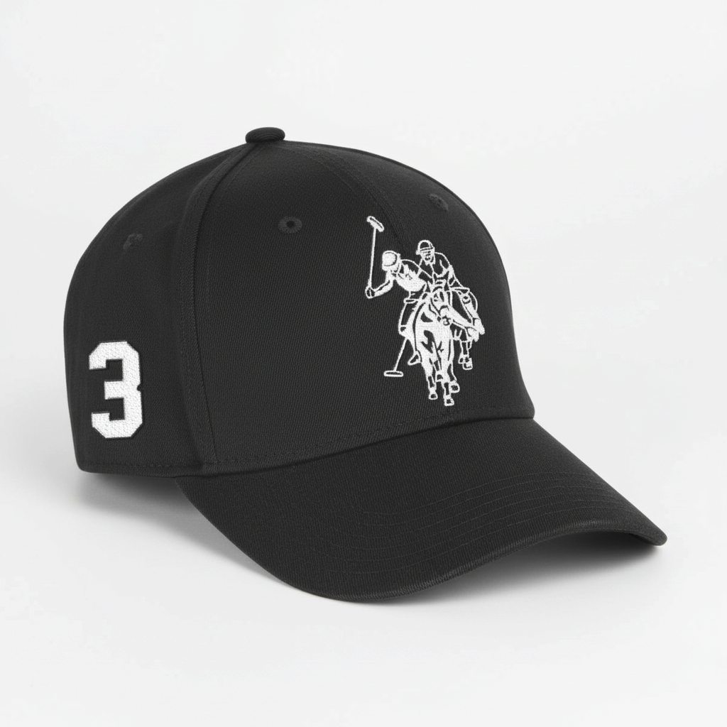 Gorra negra www.treshop.com.co con bordado de jugador de polo y número 3 lateral, estilo deportivo y visera curva.