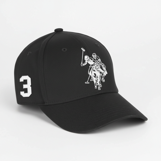 Gorra negra www.treshop.com.co con bordado de jugador de polo y número 3 lateral, estilo deportivo y visera curva.