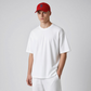 Hombre vistiendo gorra roja U.S. Polo Assn. con bordado frontal y visera curva sobre camiseta blanca básica