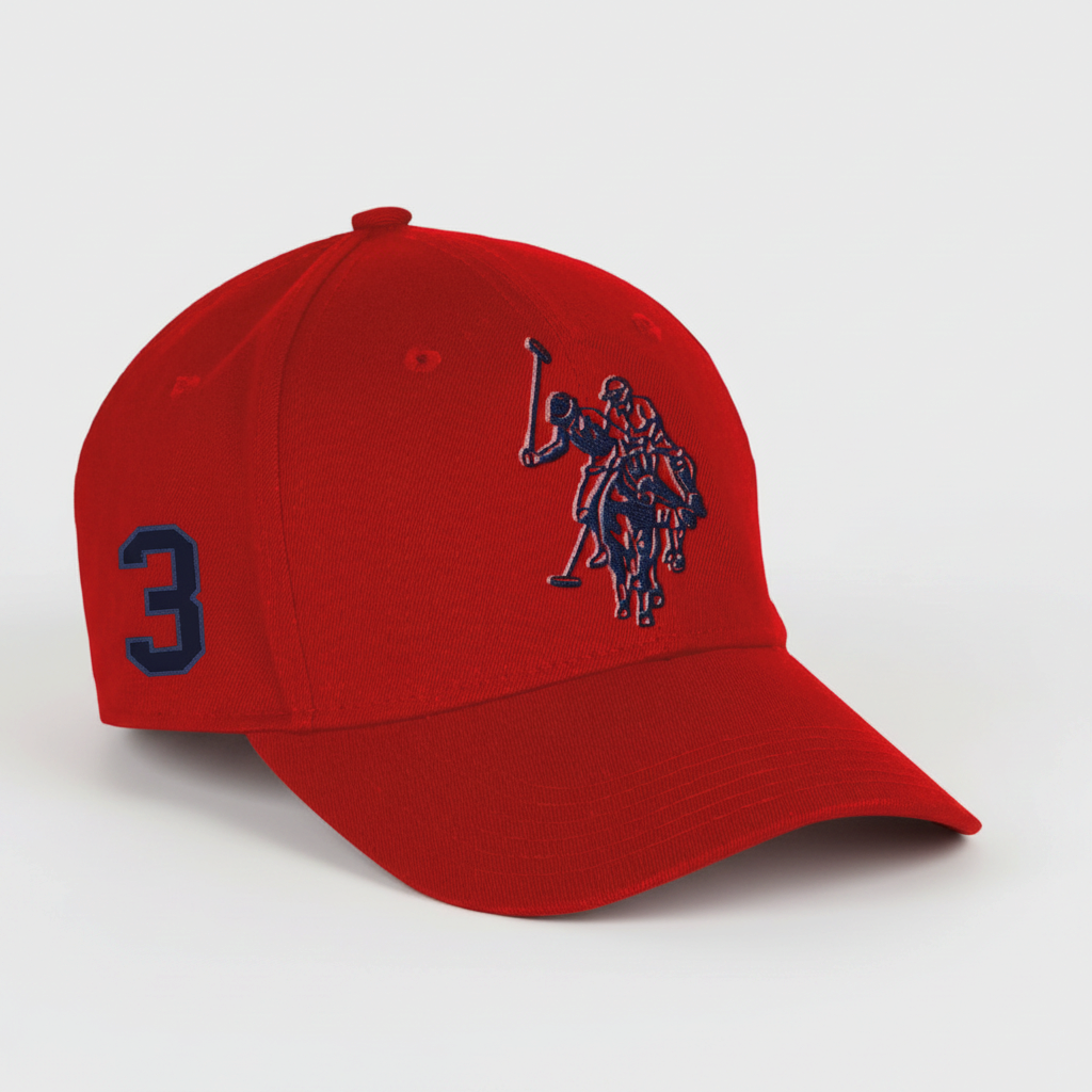 Gorra roja U.S. Polo Assn. de www.treshop.com.co con bordado azul en el frente y número 3 en el lateral