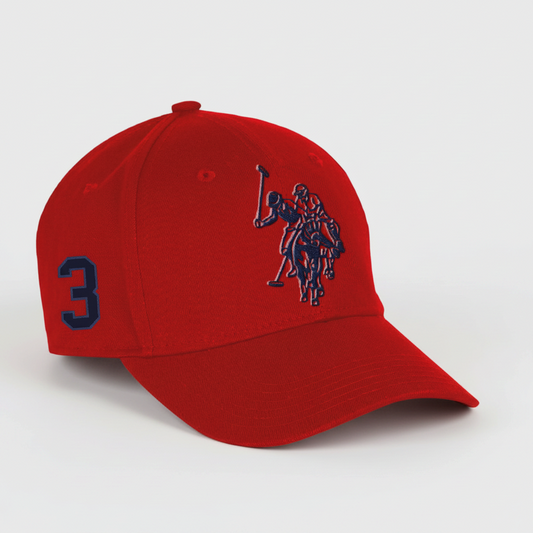 Gorra roja U.S. Polo Assn. de www.treshop.com.co con bordado azul en el frente y número 3 en el lateral