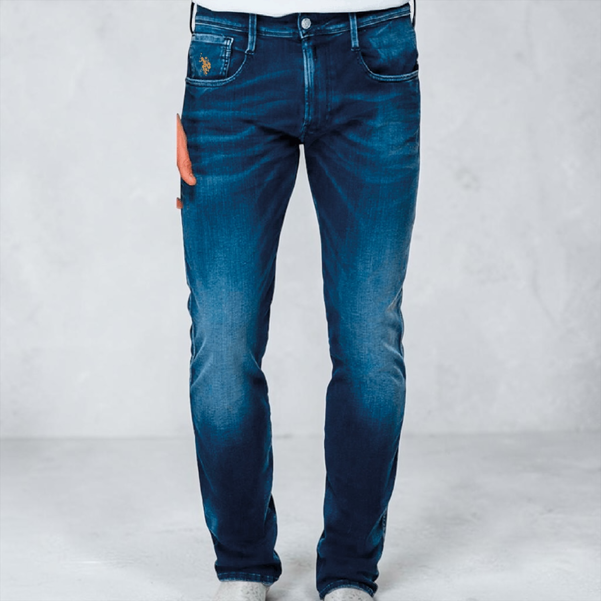 Jean slim fit azul oscuro para hombre de www.treshop.com.co con corte recto y logo bordado en el bolsillo