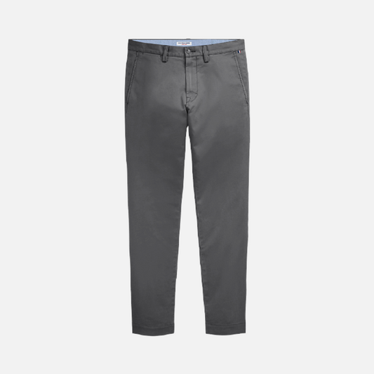Pantalón chino gris oscuro para hombre de www.treshop.com.co en algodón elástico con corte moderno y funcional.