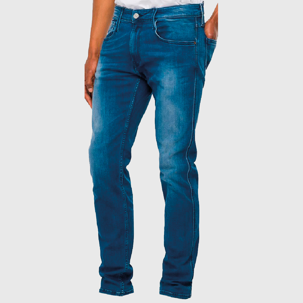 Pantalón jean azul para hombre de www.treshop.com.co con efecto de lavado, corte moderno y bolsillos funcionales.