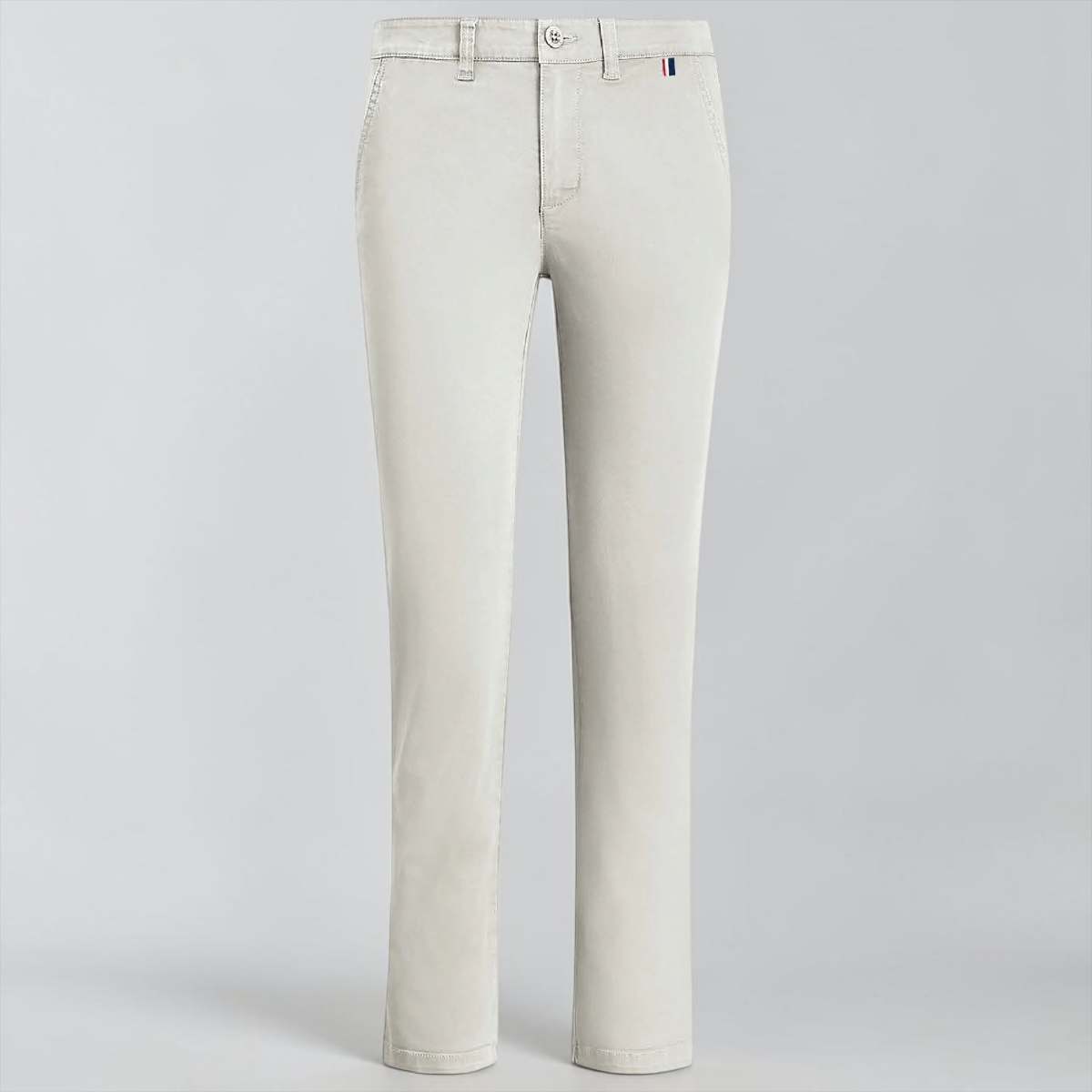 Pantalón skinny fit unicolor gris claro de www.treshop.com.co con corte entuvado y detalle de logo bordado
