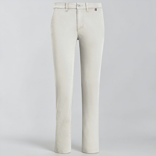 Pantalón skinny fit unicolor gris claro de www.treshop.com.co con corte entuvado y detalle de logo bordado