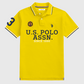 Polo amarillo de algodón para hombre de www.treshop.com.co con logotipo bordado, estampado gráfico y número 3