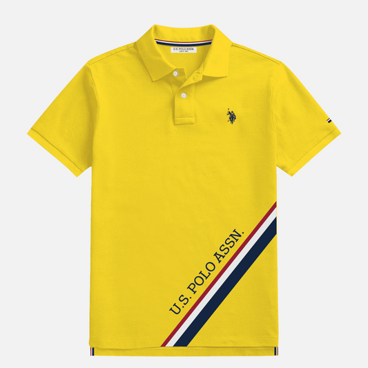 Camiseta polo amarilla de algodón U.S. Polo Assn. de www.treshop.com.co con logo bordado y franja diagonal tricolor.