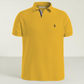 Polo www.treshop.com.co para hombre en color amarillo, confeccionado en algodón piqué con logo bordado y ajuste regular
