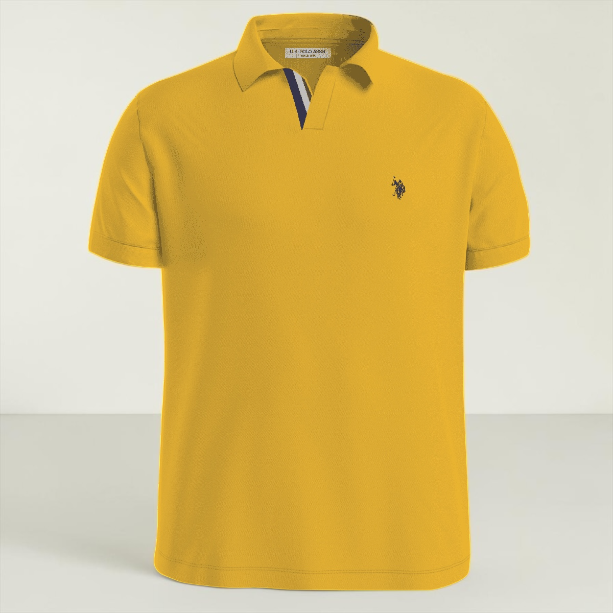 Polo www.treshop.com.co para hombre en color amarillo, confeccionado en algodón piqué con logo bordado y ajuste regular