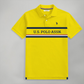 Polo www.treshop.com.co de algodón piqué amarillo con estampado frontal y logo bordado, corte regular fit.