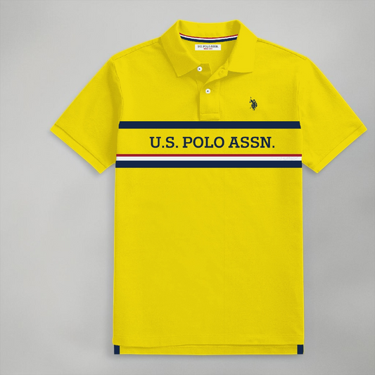 Polo www.treshop.com.co de algodón piqué amarillo con estampado frontal y logo bordado, corte regular fit.