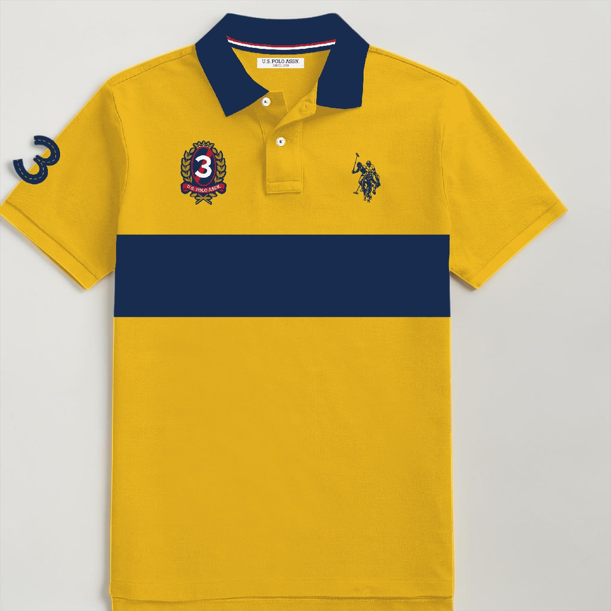 Polo www.treshop.com.co de algodón piqué amarillo con franja azul marino, logo bordado y número 3 en la manga