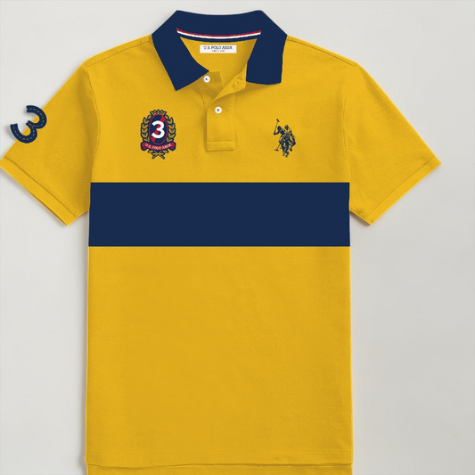 Polo www.treshop.com.co de algodón piqué amarillo con franja azul marino, logo bordado y número 3 en la manga