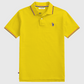 Polo amarillo para hombre de www.treshop.com.co con cuello y mangas de ribete tricolor y logo bordado en el pecho.