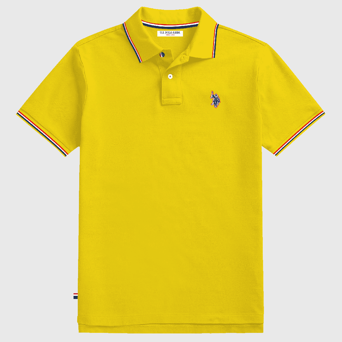 Polo amarillo para hombre de www.treshop.com.co con cuello y mangas de ribete tricolor y logo bordado en el pecho.