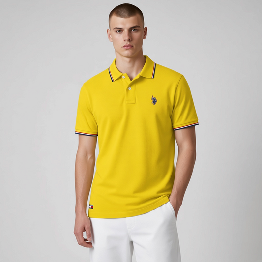 Polo amarillo www.treshop.com.co para hombre con ribetes tricolores en cuello y mangas y logo bordado en el pecho