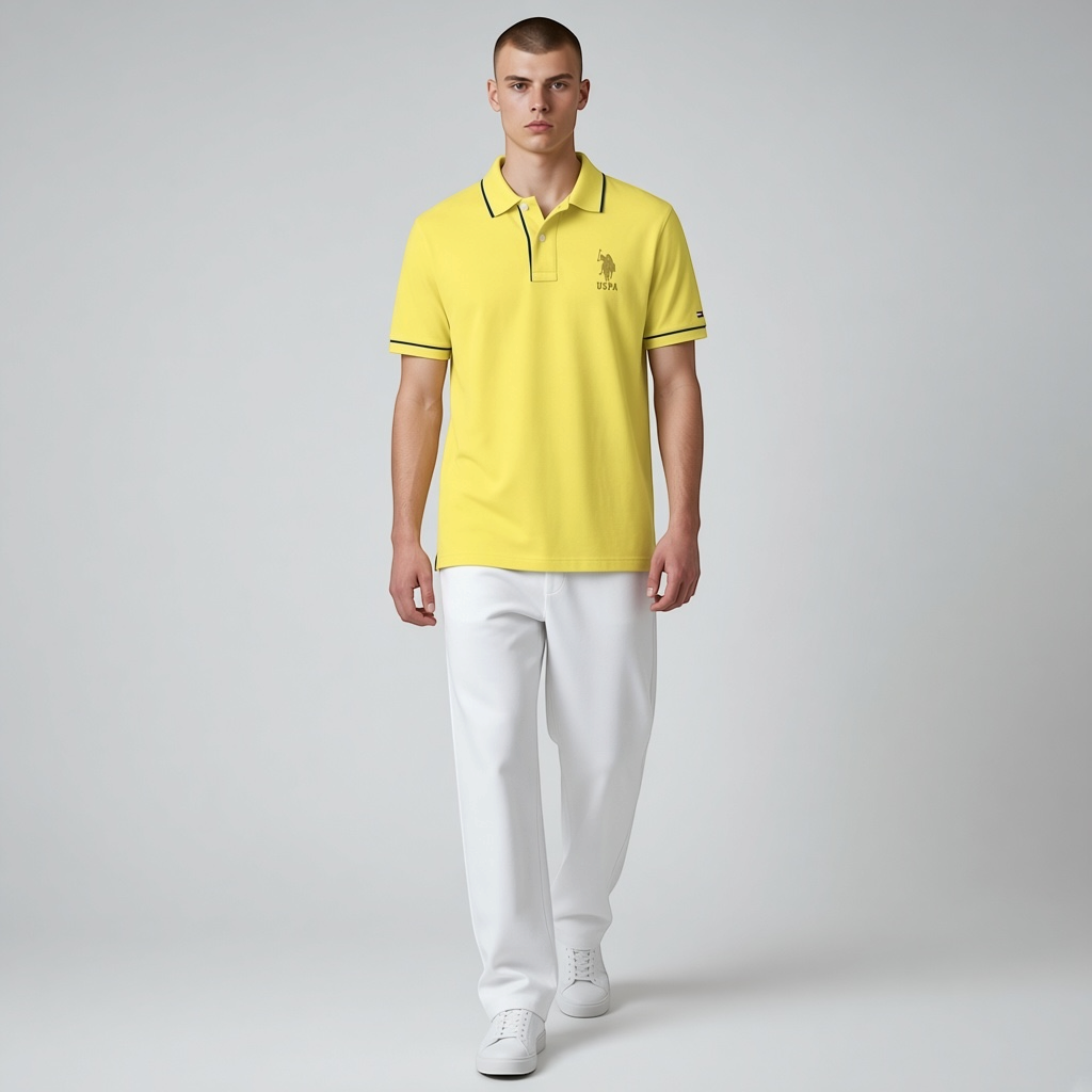 Hombre vistiendo polo amarillo www.treshop.com.co con detalles en contraste y logo bordado, combinado con pantalón blanco