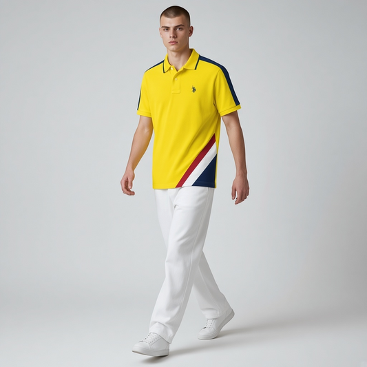Modelo vistiendo polo amarillo U.S. Polo Assn. de www.treshop.com.co con detalles en azul, blanco y logo bordado