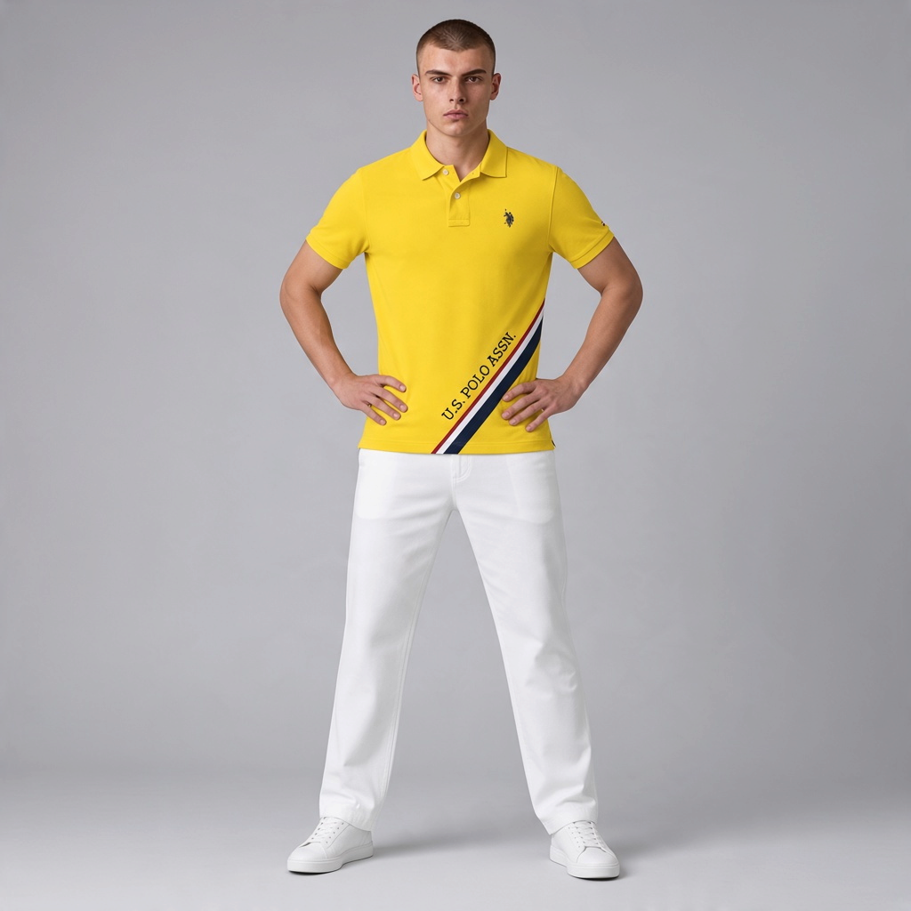 Hombre vistiendo polo amarillo de algodón www.treshop.com.co con franja diagonal y logo bordado, combinado con pantalón blanco.