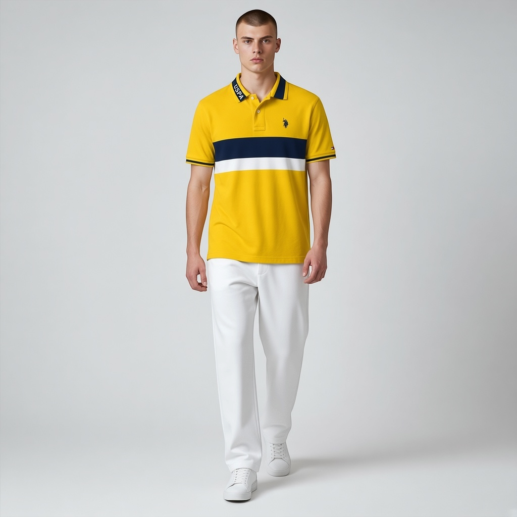 Hombre vistiendo polo amarillo de www.treshop.com.co con rayas azul marino y blancas y logo bordado en el pecho