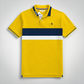 Polo www.treshop.com.co amarillo con rayas horizontales azul marino y blancas, cuello estructurado y logo bordado.