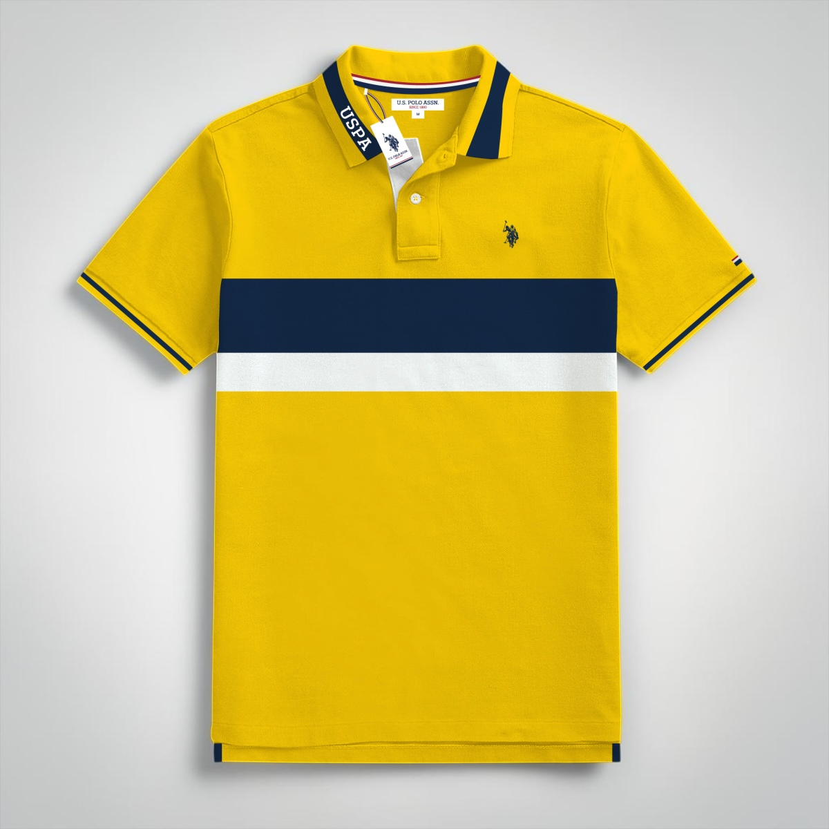 Polo www.treshop.com.co amarillo con rayas horizontales azul marino y blancas, cuello estructurado y logo bordado.