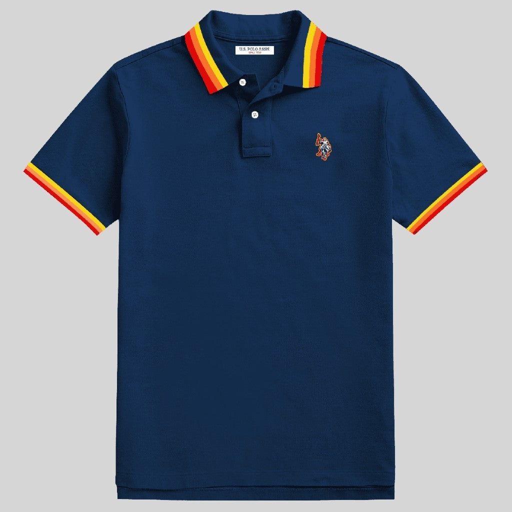 Polo azul marino de algodón www.treshop.com.co con detalles de franjas coloridas en cuello y mangas y logo bordado.
