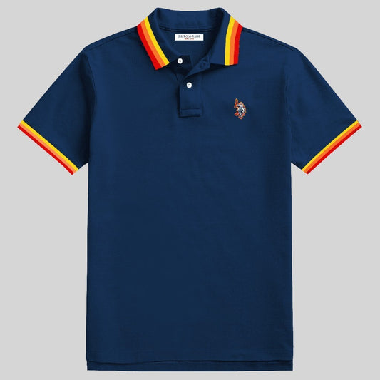 Polo azul marino de algodón www.treshop.com.co con detalles de franjas coloridas en cuello y mangas y logo bordado.