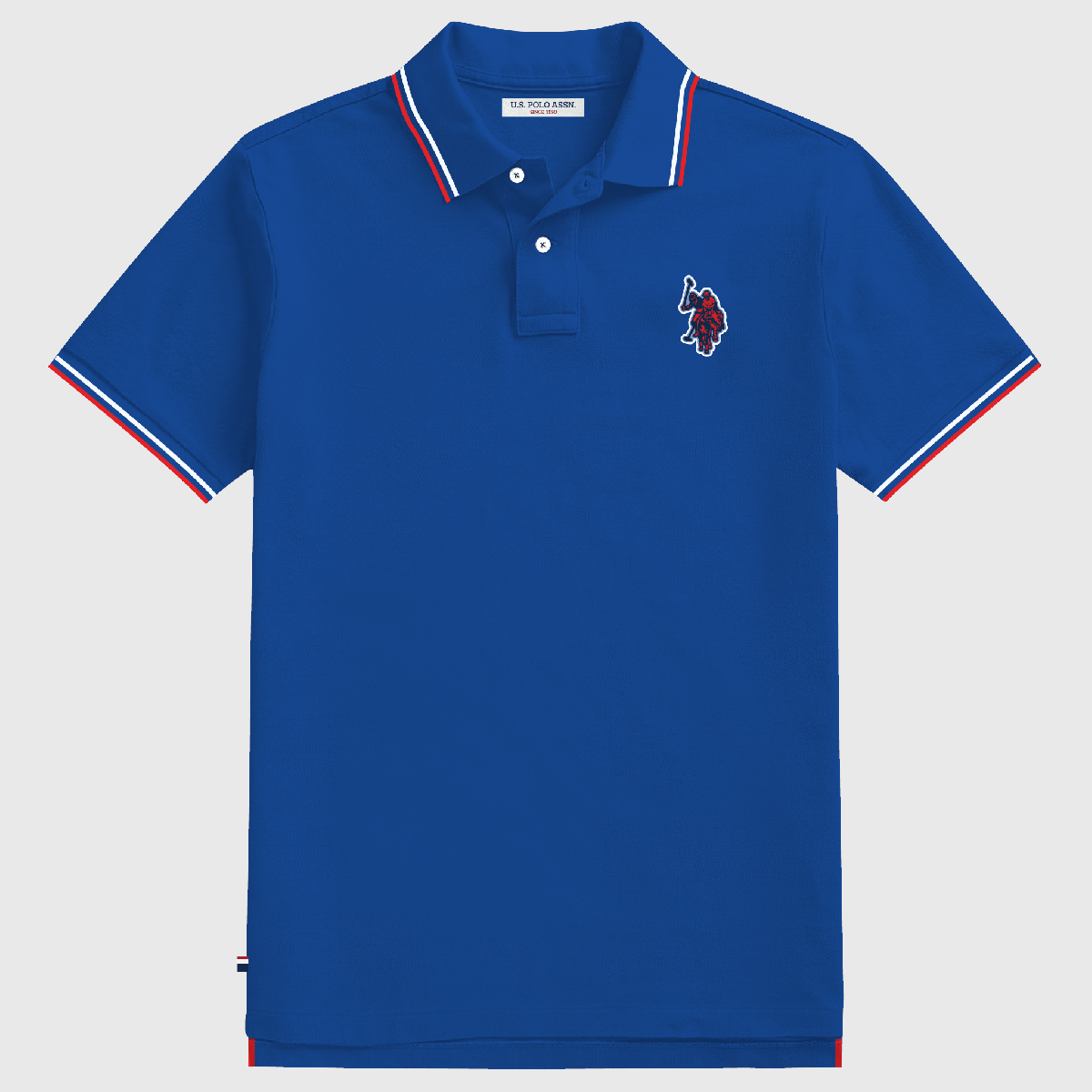 Polo azul de algodón www.treshop.com.co con cuello y mangas de ribete tricolor y logotipo bordado en el pecho.