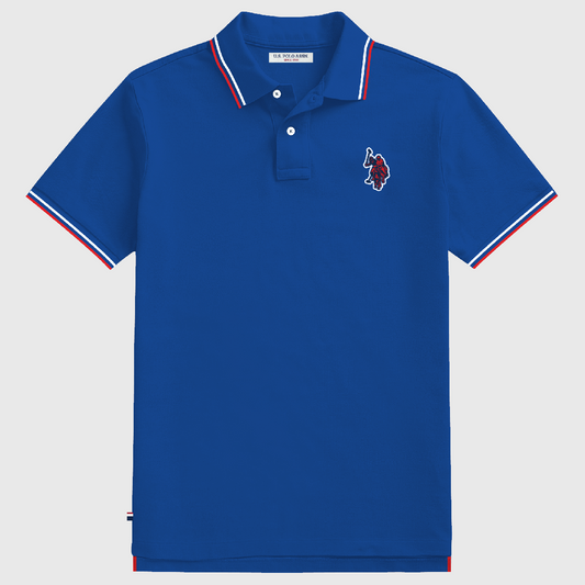 Polo azul de algodón www.treshop.com.co con cuello y mangas de ribete tricolor y logotipo bordado en el pecho.