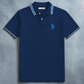 Polo azul marino de algodón piqué con logo de goma y detalles a rayas en el cuello de www.treshop.com.co