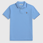 Polo azul claro de algodón para hombre de www.treshop.com.co con cuello y bordes de manga en contraste y logo bordado