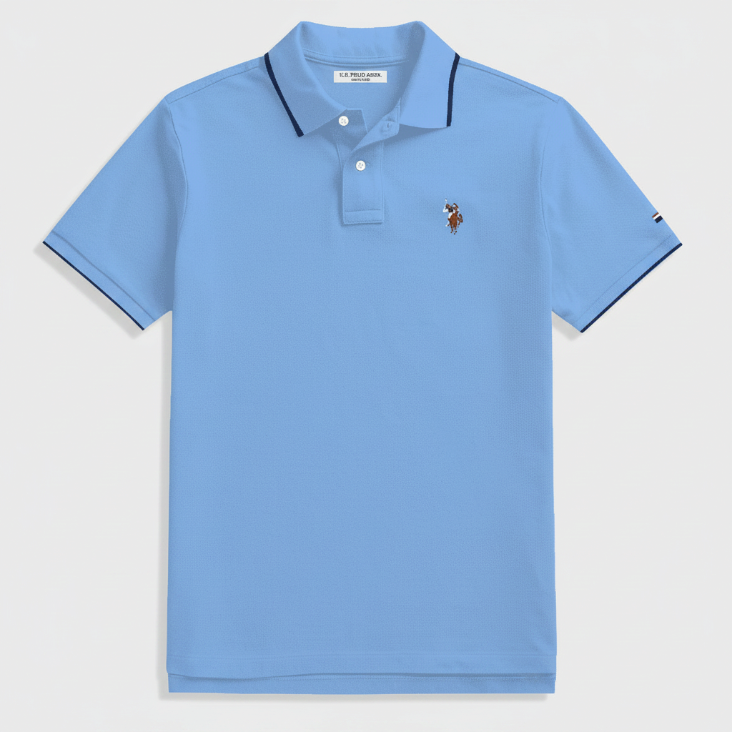 Polo azul claro de algodón para hombre de www.treshop.com.co con cuello y bordes de manga en contraste y logo bordado