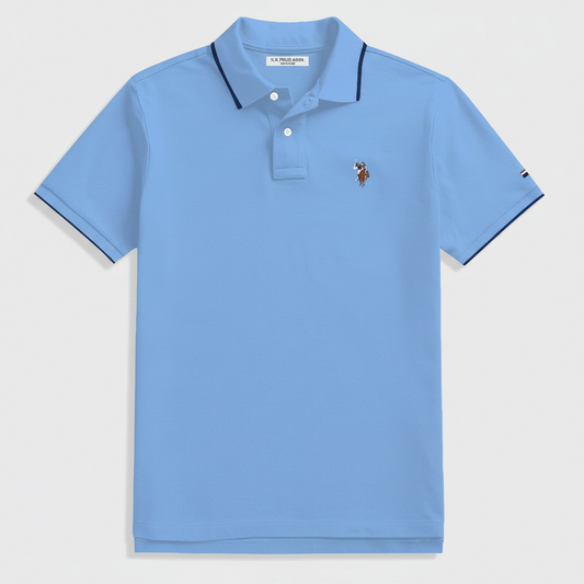 Polo azul claro de algodón para hombre de www.treshop.com.co con cuello y bordes de manga en contraste y logo bordado