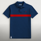 Polo www.treshop.com.co azul marino en algodón piqué con franja roja horizontal y logo bordado en el pecho