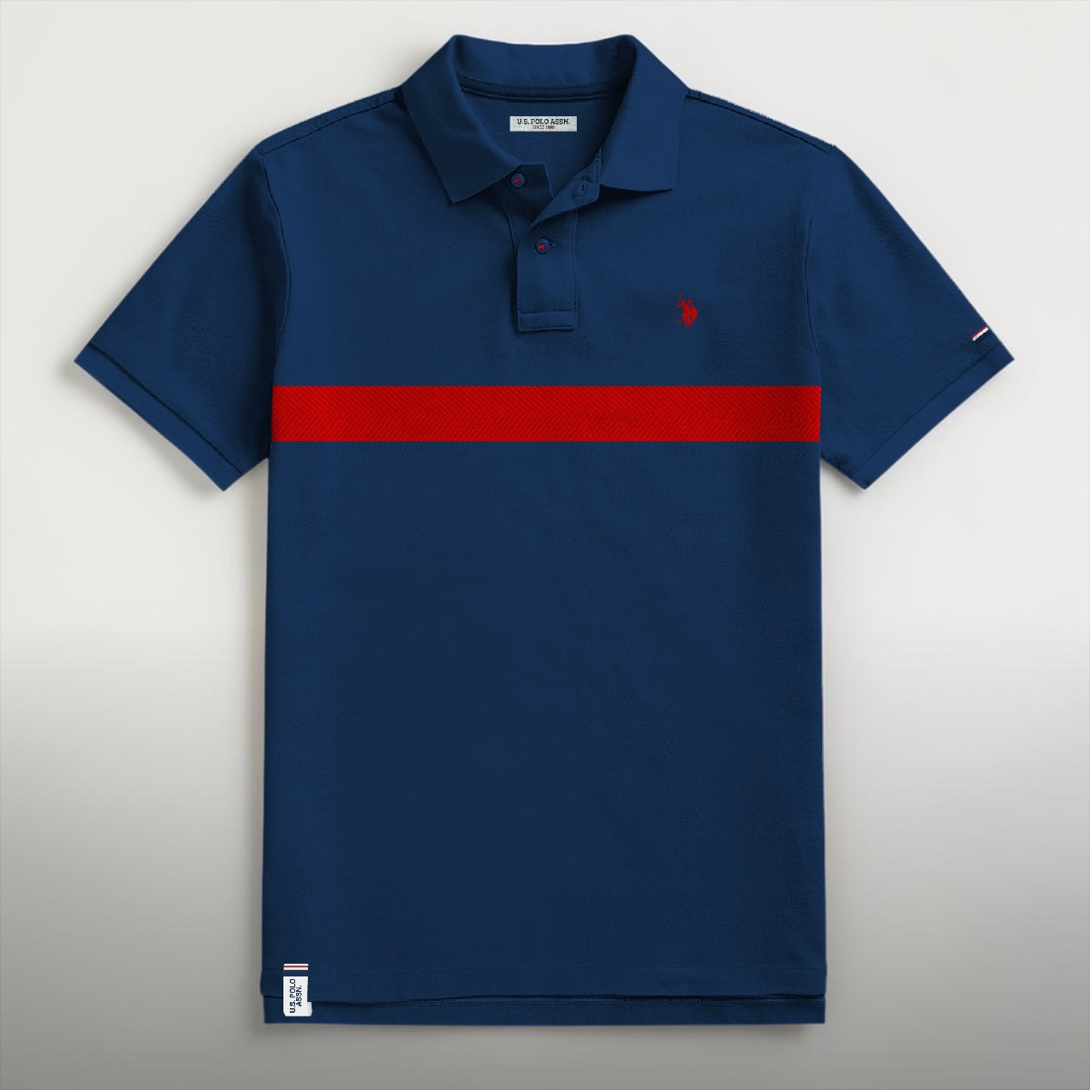 Polo www.treshop.com.co azul marino en algodón piqué con franja roja horizontal y logo bordado en el pecho
