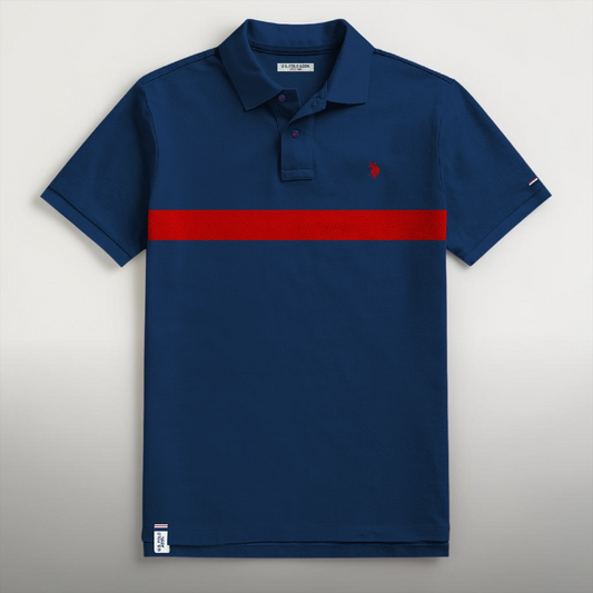 Polo www.treshop.com.co azul marino en algodón piqué con franja roja horizontal y logo bordado en el pecho
