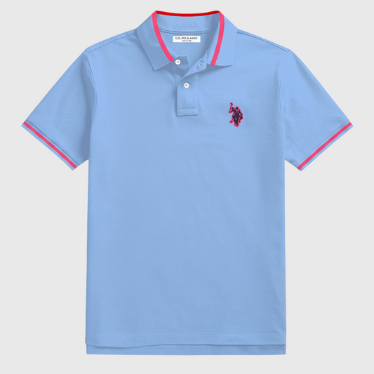 Camiseta polo www.treshop.com.co azul claro de algodón con detalles en rosa en cuello y mangas y logo bordado