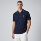 Hombre vistiendo polo azul marino de www.treshop.com.co con cremallera, detalles blancos y logo bordado en el pecho.