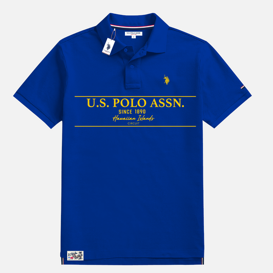 Polo azul real U.S. POLO ASSN. de www.treshop.com.co con estampado gráfico amarillo y logo bordado en el pecho