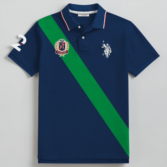 Polo www.treshop.com.co azul marino de algodón piqué con franja diagonal verde, logo bordado y número en la manga.