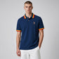 Hombre vistiendo polo azul marino de www.treshop.com.co con detalles de franjas coloridas en cuello y mangas
