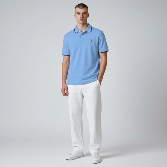 Hombre vistiendo polo azul claro de algodón U.S. POLO ASSN. de www.treshop.com.co con detalles en cuello y mangas