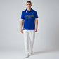 Hombre vistiendo polo azul real de www.treshop.com.co con estampado amarillo y logo bordado, combinado con pantalón blanco