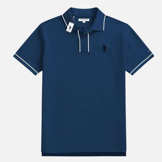 Polo azul marino para hombre de www.treshop.com.co con detalles en blanco en cuello y mangas y logo bordado