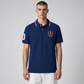 Hombre vistiendo polo azul marino de www.treshop.com.co con cuello a rayas, escudo bordado y número en la manga.